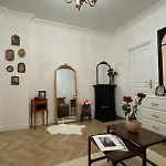 Elegant Parisian Flat Near Eiffel Tower